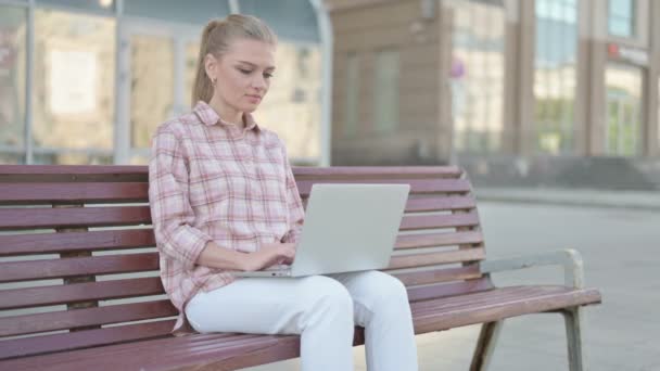 Agree Casual Woman Shaking Head Approval While Sitting Bench Outdoor — Stock Video