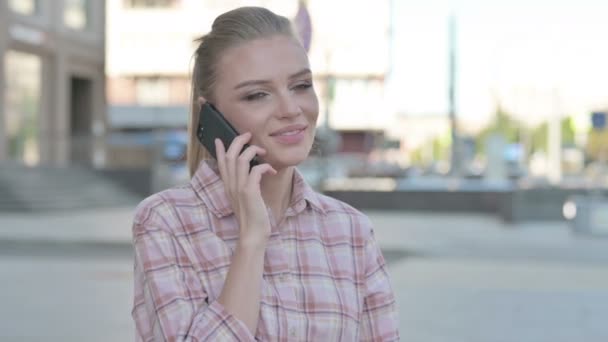 Casual Woman Talking Phone While Standing Outdoor — Vídeo de Stock