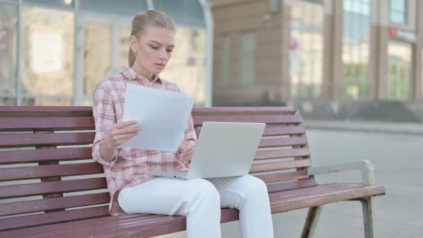 Casual Woman Reading Documents Working Laptop While Sitting Bench Outdoor — ストック動画
