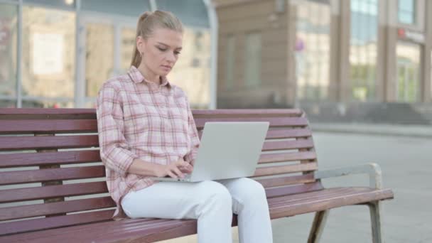Casual Woman Laptop Looking Camera While Sitting Outdoor Bench — Vídeo de Stock