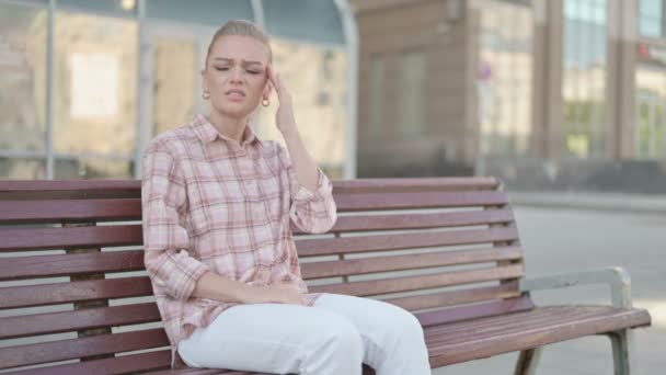 Casual Woman Headache Sitting Outdoor Bench — Vídeos de Stock