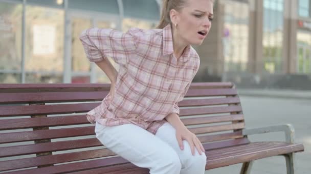 Casual Woman Having Back Pain While Sitting Bench Outdoor — Vídeo de Stock
