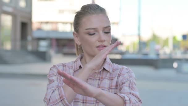 Portrait Rejecting Casual Woman Doing Gesture Outdoor — стоковое видео