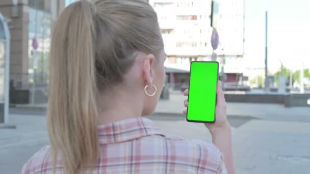 Casual Woman Using Smartphone Green Screen Outdoor — Vídeo de Stock