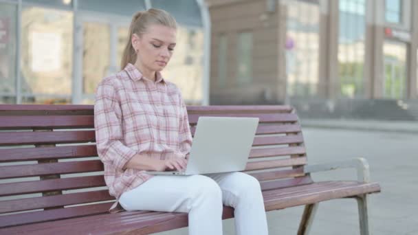 Busy Casual Woman Using Laptop Sitting Outdoor Bench — Vídeo de Stock