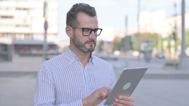 Adult Man Using Digital Tablet Outdoor — Vídeos de Stock