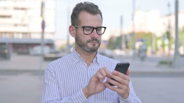 Adult Man Browsing Internet Smartphone Outdoor — Stockvideo