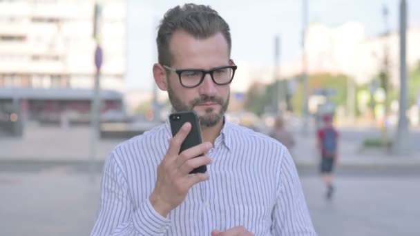 Angry Adult Man Talking Phone Outdoor — Vídeo de stock