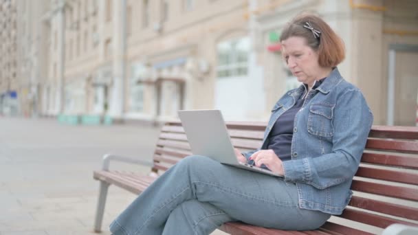 Senior Old Woman Leaving Bench Closing Laptop — Vídeos de Stock