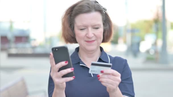 Senior Old Woman Doing Online Shopping Smartphone Outdoor — Vídeos de Stock