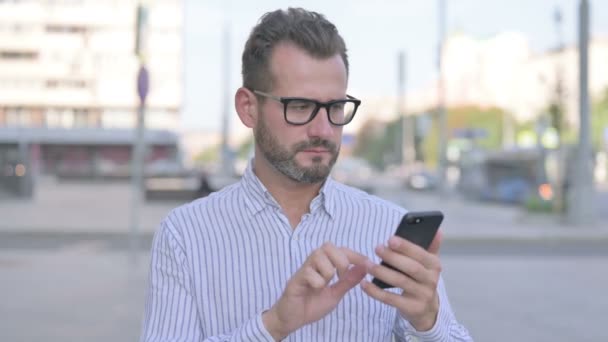 Upset Adult Man Reacting Loss Smartphone Outdoor — Wideo stockowe