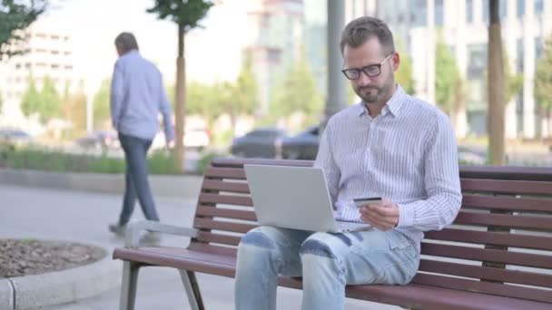 Adult Man Κάνει Επιτυχημένη Online Πληρωμή Στο Laptop — Αρχείο Βίντεο