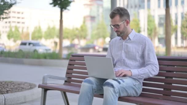 Agree Adult Man Shaking Head Approval While Sitting Bench Outdoor — Stock Video