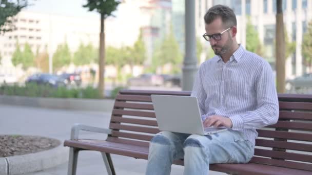 Adult Man Leaving Bench Closing Laptop — ストック動画