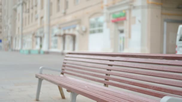 Senior Old Woman Coming Sitting Bench Outdoor — Vídeos de Stock