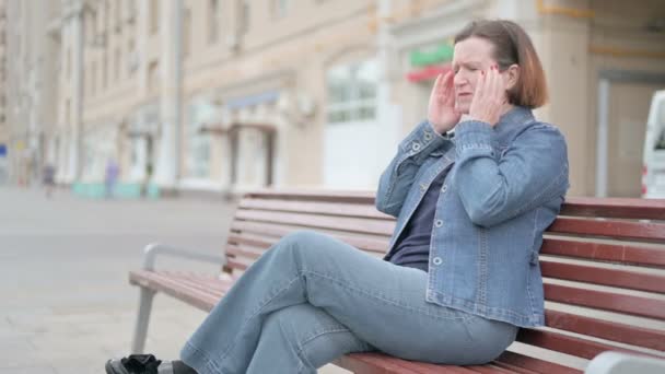 Senior Old Woman Headache Sitting Outdoor Bench — Vídeo de Stock