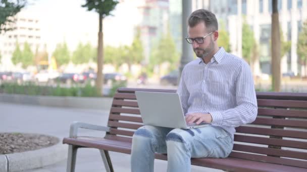 Adult Man Celebrating Success Laptop While Sitting Outdoor Bench — Vídeos de Stock
