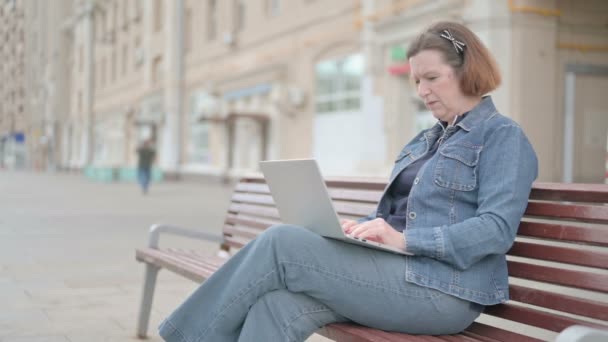 Senior Old Woman Back Pain Using Laptop While Sitting Outdoor — Vídeos de Stock