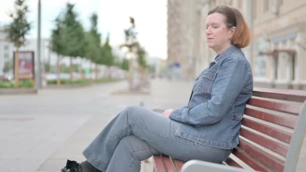 Senior Old Woman Smiling Camera While Sitting Bench — Vídeos de Stock