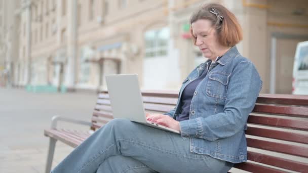 Busy Senior Old Woman Using Laptop Sitting Outdoor Bench — Vídeos de Stock