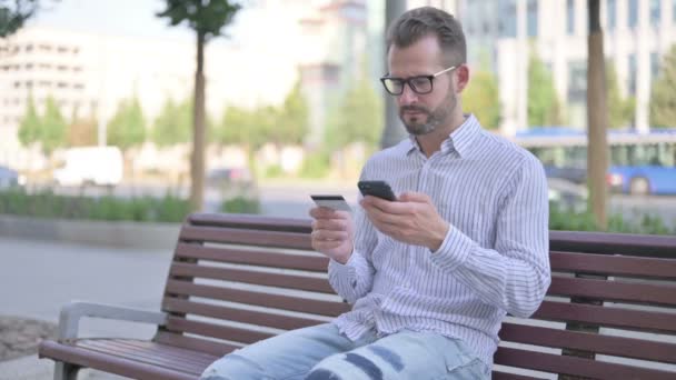 Online Banking Failure Adult Man While Sitting Outdoor Bench — Stock Video
