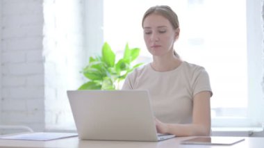 Laptop Kapandıktan sonra Genç Kadın Ofisten Çıkıyor