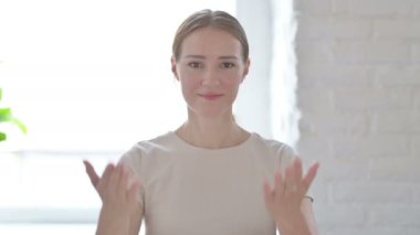 Kamerayı ve Daveti Gösteren Genç Kadın 