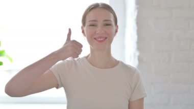 Başparmak gösteren genç bir kadın