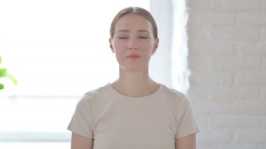 Ciddi Genç Kadın Kameraya Bakıyor 