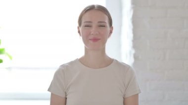 Genç Kadın Kameraya Gülümsüyor 