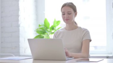 Başparmak yukarıya üstünde Laptop çalışan genç kadın tarafından