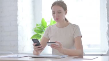 Genç Kadın Smartphone 'da Çevrimiçi Ödeme Yapamadı