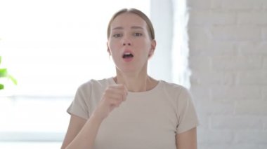 Genç kadın acı öksürük ile