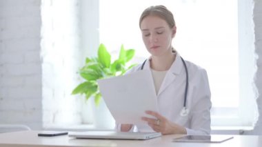 Klinikte Evrak İşi Yapan Kadın Doktor