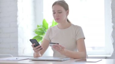 Genç Kadın Smartphone 'da Başarılı Çevrimiçi Ödeme Yapıyor 