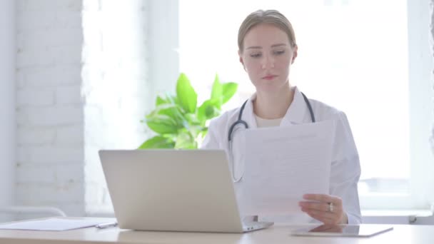 Doctora Mujer Trabajando Informe Médico Computadora Portátil Clínica — Vídeo de stock
