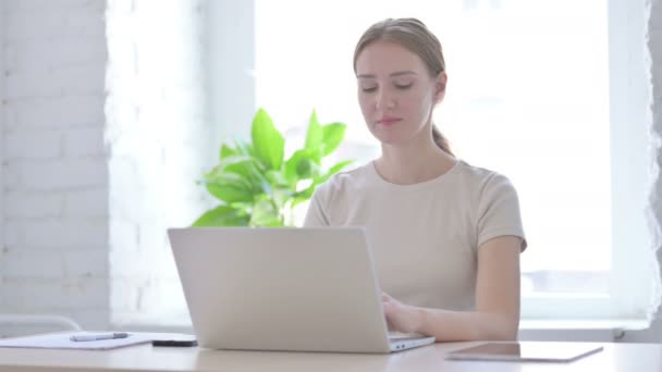 Jonge Vrouw Denken Tijdens Het Werken Laptop — Stockvideo