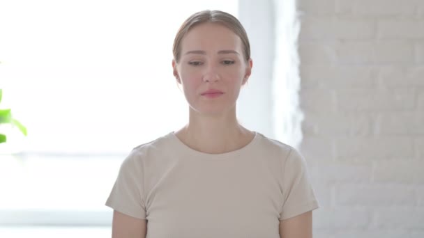 Θλιβερή Νεαρή Γυναίκα Που Νιώθει Αναστατωμένη Και Κλαίει — Αρχείο Βίντεο