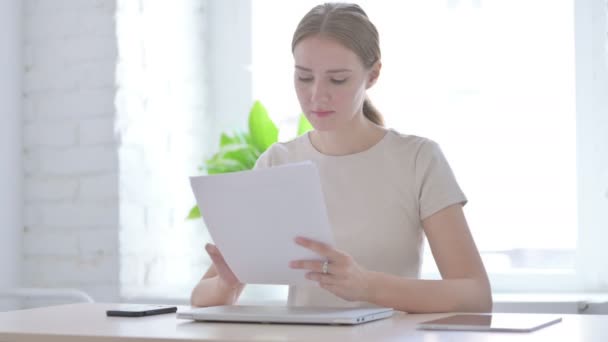 Une Jeune Femme Célèbre Son Succès Lisant Des Documents Bureau — Video