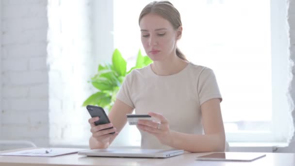 Jonge Vrouw Niet Staat Online Betalen Smartphone — Stockvideo