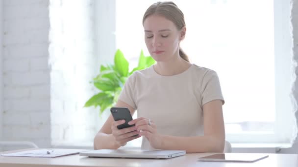 Молодая Женщина Просматривает Интернет Смартфоне Офисе — стоковое видео