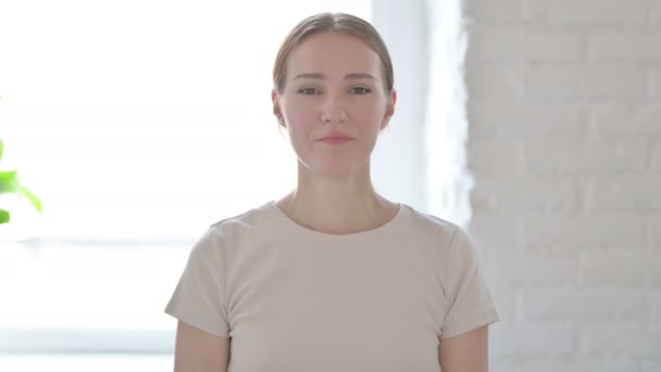 Wanita Muda Menunjukkan Jempol Bawah — Stok Video