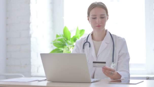 Female Doctor Doing Online Payment Clinic — Stok Video