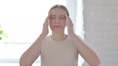 Baş ağrısı ve migreni olan yorgun genç bir kadın.