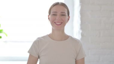 Çevrimiçi Video Konuşan Genç Kadın