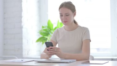 Smartphone 'da Kaybolan Genç Kadın' ın Tepkisi 