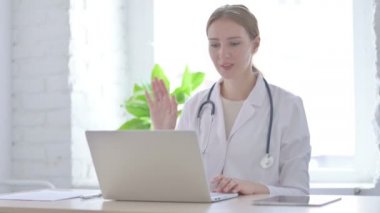 Klinikteki Laptop 'ta Kadın Doktor Konuşuyor