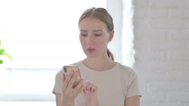 Shocked Young Woman Reacting Loss Smartphone — 图库视频影像