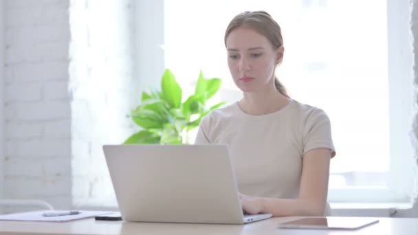 Ung Kvinna Med Nacksmärta När Använder Laptop — Stockvideo