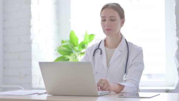 Kobieta Lekarz Rozmawia Przez Telefon Podczas Pracy Laptopie — Wideo stockowe